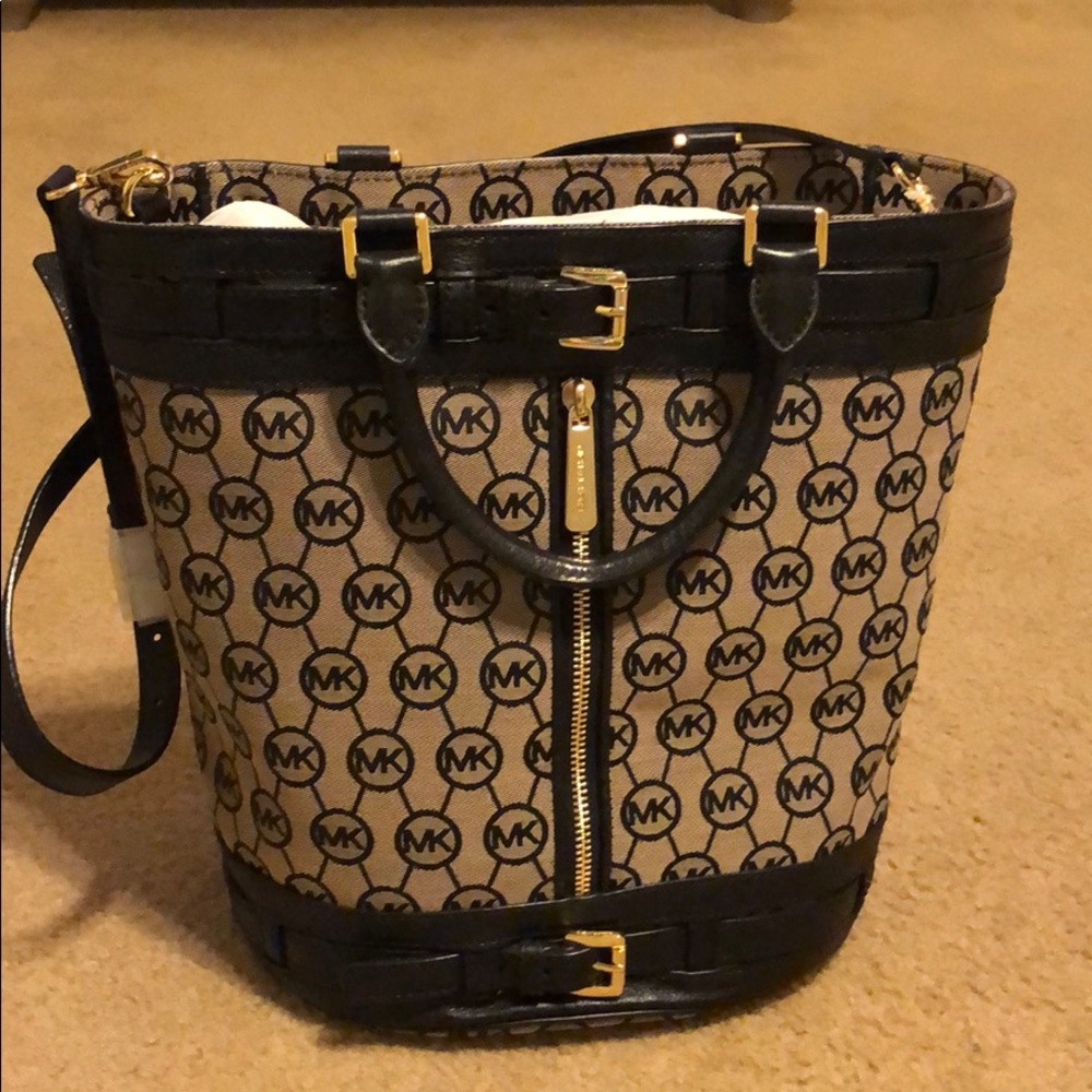 Tote with shoulder strap and handles to carry.
